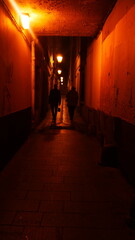 Couloir ou ruelle urbaine en pleine obscurité, sous les effets d'éclairage de lampadaires de...