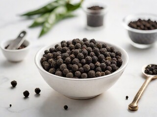 Tazón con pimienta en grano sobre mesa blanca 