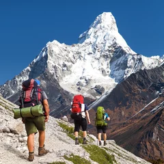 Crédence de cuisine en verre imprimé Ama Dablam Mount Ama Dablam, three hikers, way Mt Everest base camp