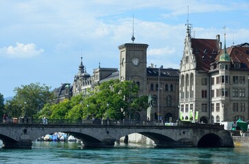 Casco histórico de Zurich junto al río Limago, Suiza