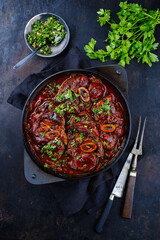 Traditionelles geschmortes italienisches Ossobuco alla Milanese mit Gremolata in Weißwein und...