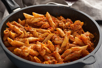 Pasta con carne in a wok