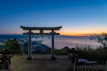 Tuinposter 日没後マジックアワーの天空の鳥居 高屋神社 © sand555