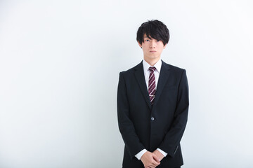 スーツを着たカメラ目線の男性　Business