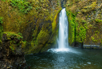 Fototapeta na wymiar Wahclella Falls and Tanner Creek, Columbia River Gorge, Oregon, USA