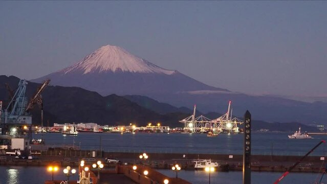 清水港からみた夕景・夜景の富士山