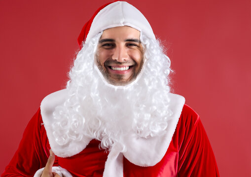 クリスマスのイメージ写真、サンタクロースの帽子をかぶってプレゼントを持つ笑顔の白人の男性　AI生成画像