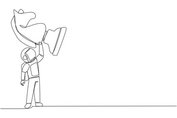 Single one line drawing young clever astronaut holding, lifting horse chess piece. Successful entrepreneurship tactics, strategy, superiority in business. Continuous line design graphic illustration