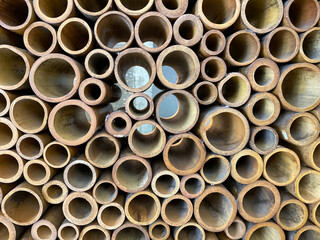 Round bamboo pieces are used as room dividers