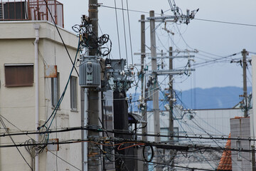 住宅地の建物と電柱と電線の風景
