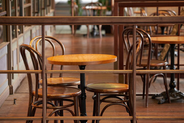 テラスにあるオシャレなカフェの店の様子