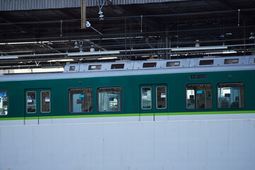 Naklejka premium 大阪市の守口駅の電車と駅の様子