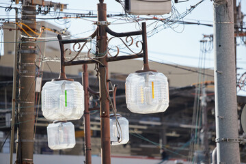 日本の古い商店街のライトと電柱 - obrazy, fototapety, plakaty