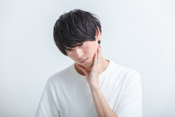 髭に悩む男性　beard