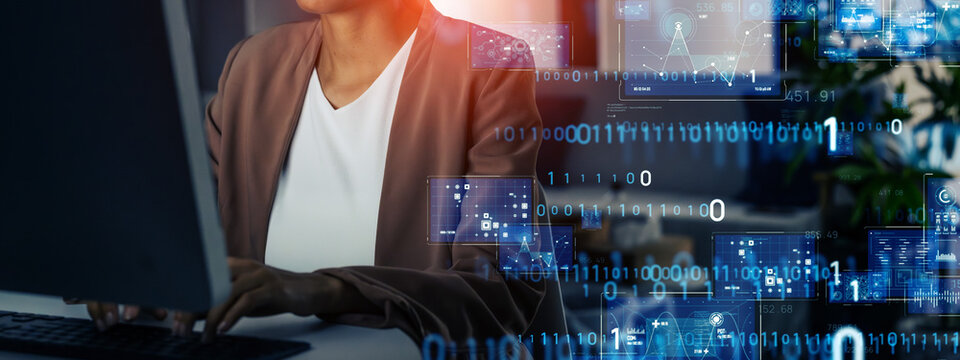 オフィスで働く女性とデジタルテクノロジー