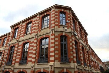 Fototapeta na wymiar Ancienne usine, ancien bâtiment industriel, vue de l'extérieur, ville de Saint Etienne, département de la Loire, France