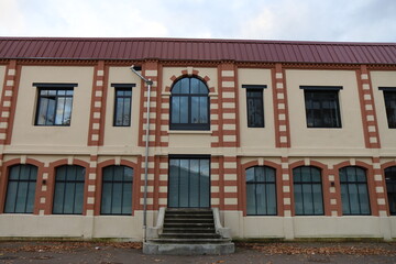 Ancienne usine, ancien bâtiment industriel, vue de l'extérieur, ville de Saint Etienne, département de la Loire, France