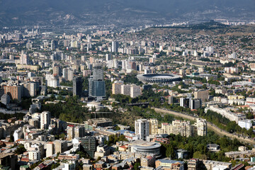 Naklejka premium Aerial view of a large modern city with tall buildings.