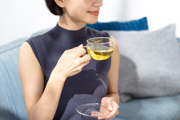 ハーブティーを飲む女性