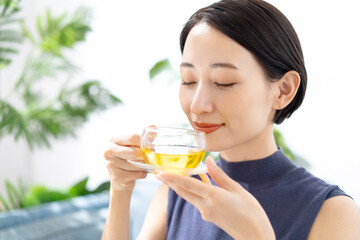 紅茶を飲む女性