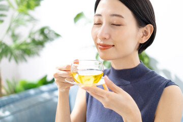 紅茶を飲む女性