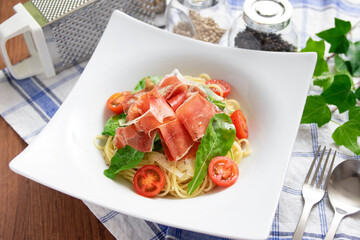 生ハムとルッコラのパスタ