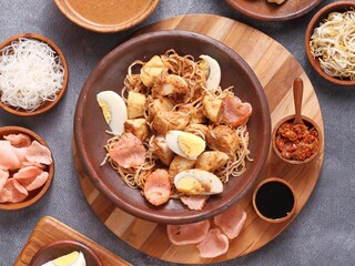 Ketoprak is a traditional Indonesian street food dish. It is a vegetarian dish from Jakarta, consisting of tofu, vegetables, rice cake, and rice vermicelli served in peanut sauce. 