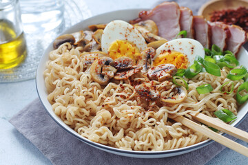 A bowl with ramen, an Asian noodle soup	