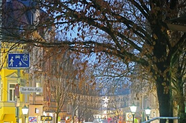 Straße mit Weihnachtsdekoration