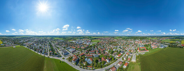 Die Gemeinde Gilching im oberbayerischen Landkreis Starnberg von oben, 360 Grad Rundblick über den Ort