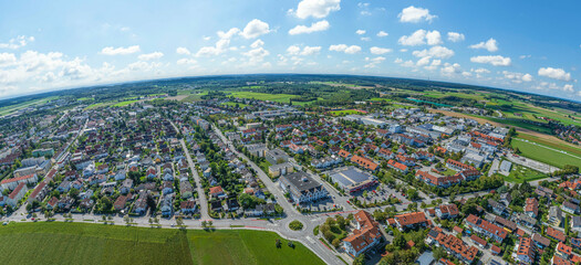 Panoramablick über Gilching im oberbayerischen Landkreis Starnberg, Blick nach Nordwesten über das Gewerbegebiet Nord