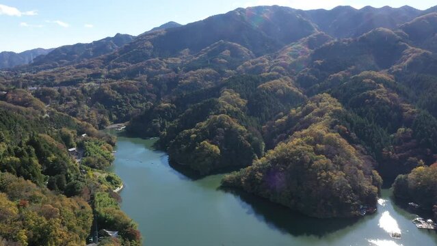 Images of mountains in autumn colors, autumn leaves, etc. Drone images of Lake Sagami in Japan with roads.