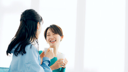 お茶しながらおしゃべりする女性