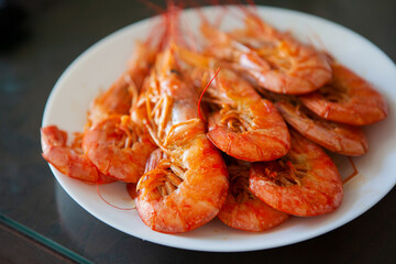Bake shrimp on the plate in close range with selective focus