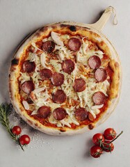 Smakowita pizza, zdjęcie z góry, pizza salami, włoska pizza
