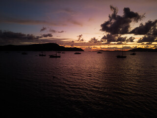 Naklejka premium Dramatic landscape with sunset on the sea shore. Beautiful cloudy sky.