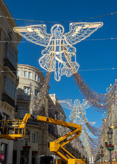 Trabajos de instalación de los adornos  e iluminación de la calle Larios de Málaga