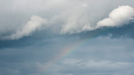 Arco iris entre nubes de tormenta