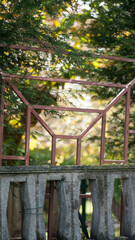 Puerta metálica de barrotes geometricos en finca rural