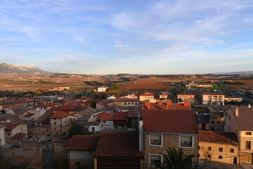 Pueblos y montañas.