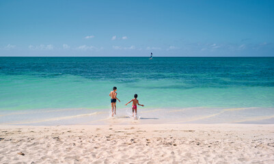 Enfants courants vers l'eau sur une plage de Trinidad à Cuba