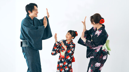 盆踊りを踊る親子