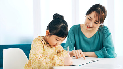 女の子に勉強を教える女性