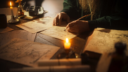 Close Up on Hand of Old Renaissance Male Using Ink and Quill to Write New Ideas. Dedicated Historian Taking Notes, Writing a Book about the Important and Innovative Eras in the History of Humanity - obrazy, fototapety, plakaty