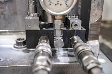 The pressure gauge on the hydraulic clip with a mechanical switch.