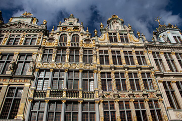 Fototapeta na wymiar La Grand-Place in Brussels dating from the late 17th century. The buildings surrounding the square include opulent Baroque guildhalls of the former Guilds of Brussels, the city's Flamboyant Town Hall
