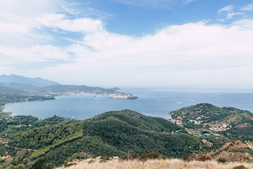 Fototapeta na wymiar view of the sea and mountains