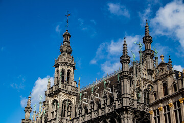 Fototapeta na wymiar La Grand-Place in Brussels dating from the late 17th century. The buildings surrounding the square include opulent Baroque guildhalls of the former Guilds of Brussels, the city's Flamboyant Town Hall