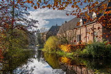 Obraz premium building near the water in the fall