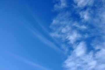 céu azul com nuvens 